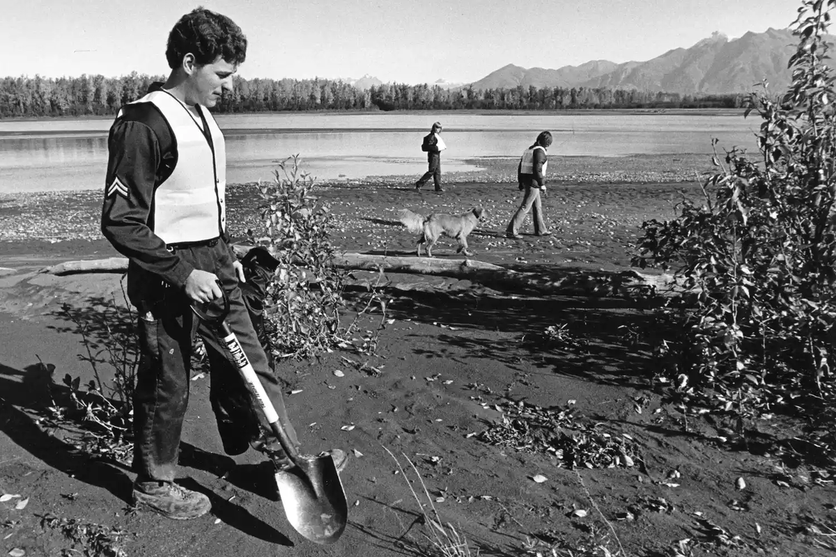Полиция проводит масштабные поиски пропавших женщин на Аляске в районе Кник-Флэтс.