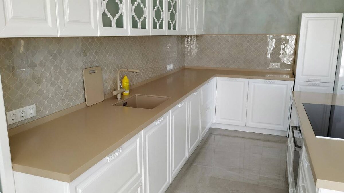 Кварцевый агломерат на столешнице и острове кухни