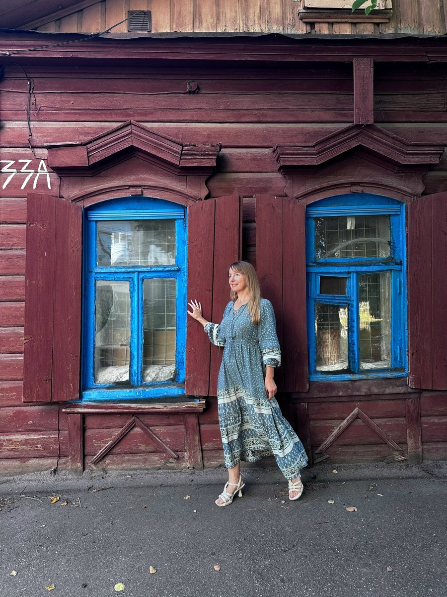 - Почему я этим занялась? Я дизайнер и ценю красоту и самобытность не только отдельных интерьеров. Жить в красивом родном городе - моя мечта. Я подумала, что начинать надо с себя. Не сидеть, не ждать, не требовать от кого-то, а действовать. Я написала пост и увидела живой интерес и отклик. Да, страшно было заявить об этом на весь город. Но я вижу, что движение есть, люди хотят этим заниматься, администрация поддерживает. Значит мы на правильном пути!