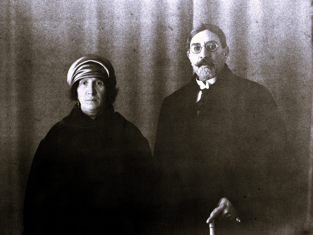 Родители Сорайи: Махмуд-бек Тарзи и Асма Расмия Ханум 