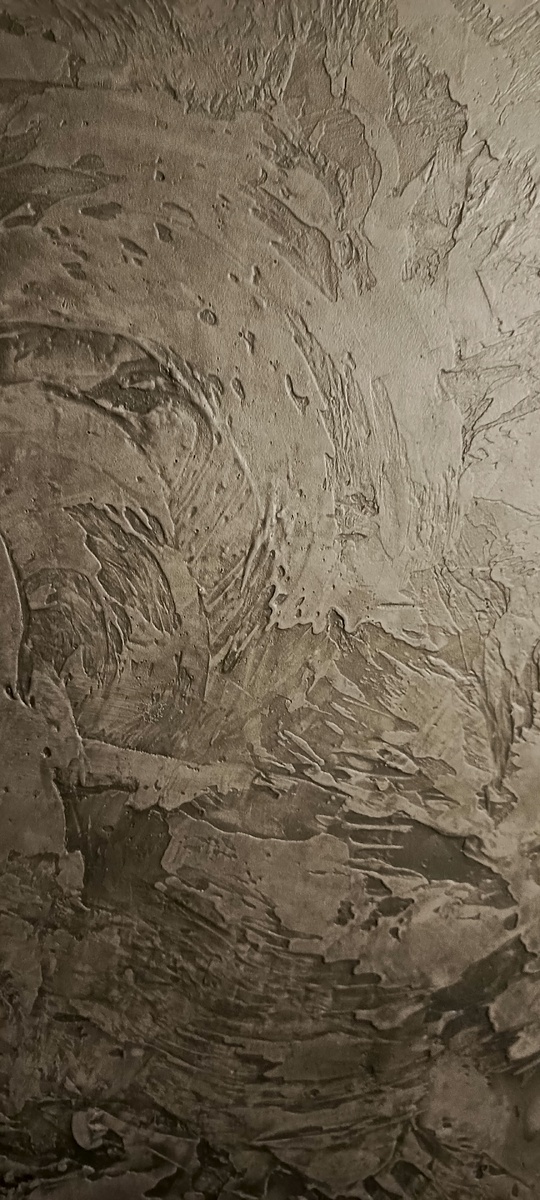 Такой узор на стенах в прихожей.