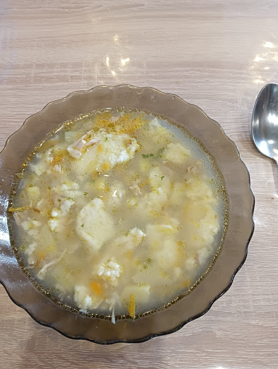 Вообще я хотела сделать домашнюю лапшу, но это мне очень долго показалось. Но и  так  тоже вкусно получилось.  Только оказывается у меня уже нет никакой зелени в огороде, кроме базилика.