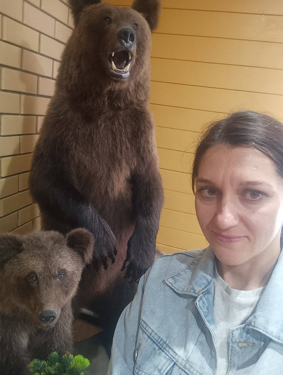 Оставлю здесь ещё это фото, нет других подходящих. Это мы с коллективом ходили на пикник и заходили в охотничий домик