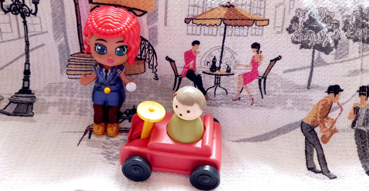 Сам маленький автомобилист - из советского Города Пробочек. И его машинка - тоже.