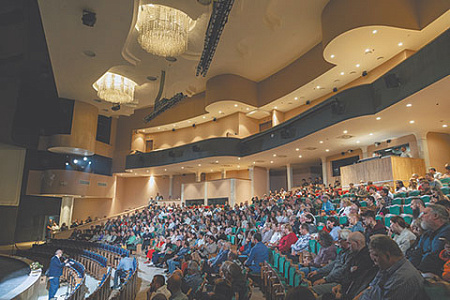  Детский музыкальный театр: на сборе труппы в отреставрированном главном зале. Фото Елены Лапиной предоставлено пресс-службой театра