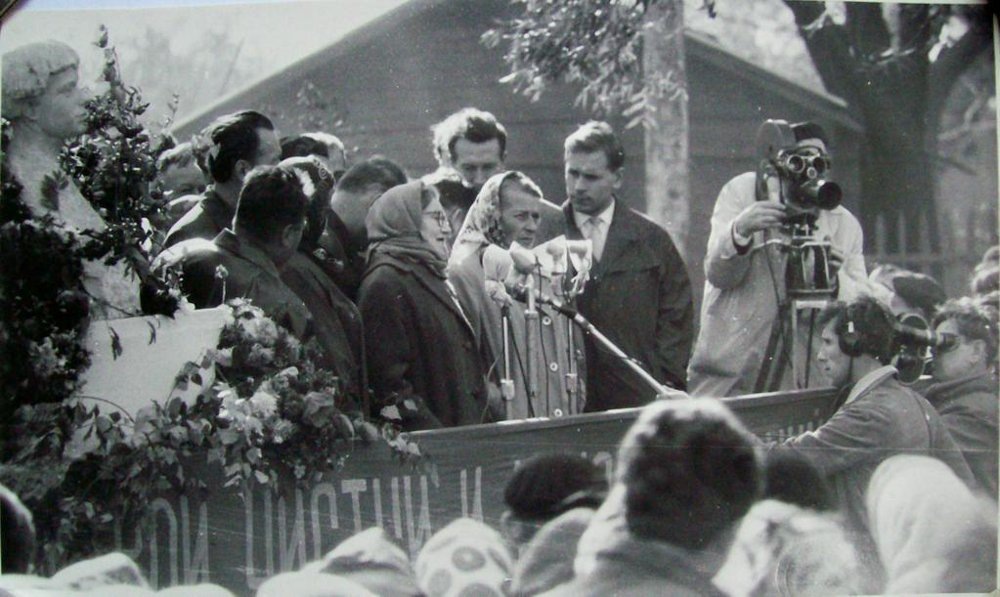 2 октября 1965 года. Открытие первого в стране музей С.А. Есенина, филиала Рязанского областного краеведческого музея. Перед собравшимися выступают сестры Есенина (в центре). Гости мероприятия добирались до Константинова кто как мог: пешком, на попутных грузовиках проселочными грунтовыми дорогами от станции Дивово и города Рыбное, теплоходами и катерами по Оке.
