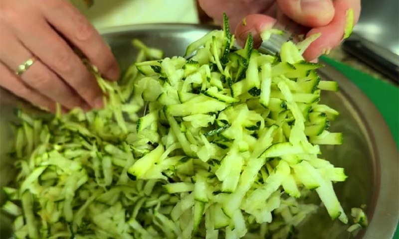 Кабачковые оладьи на кефире: нежность, вкус и летнее настроение