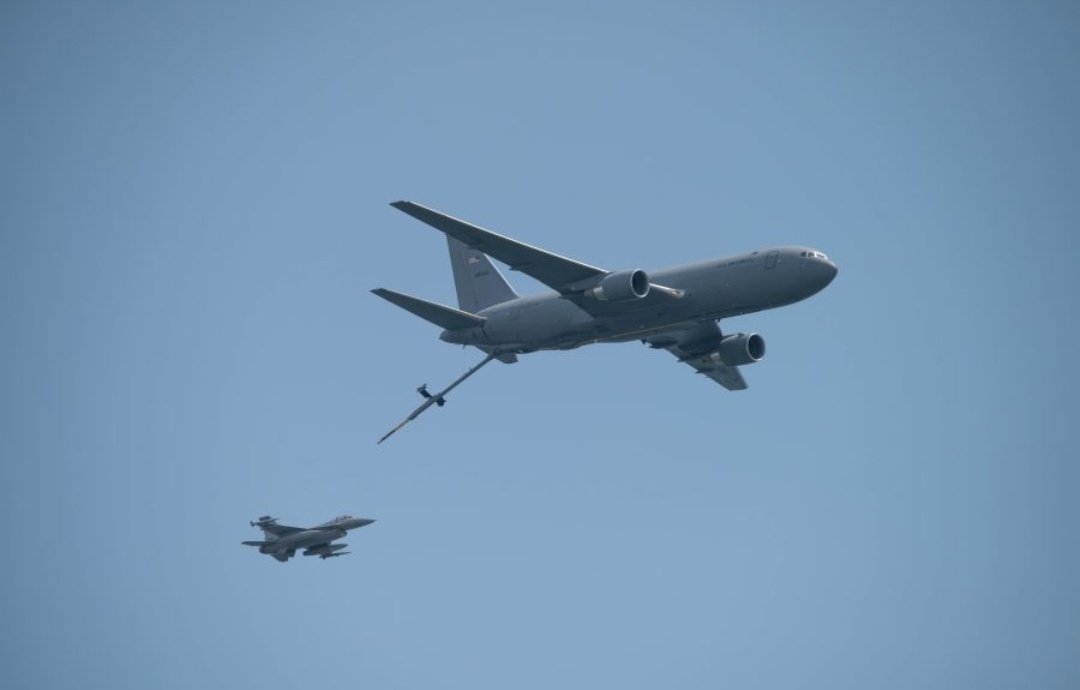 Ф-16 заправляется от воздушного танкера КС-46. Основанно на реальных событиях. 