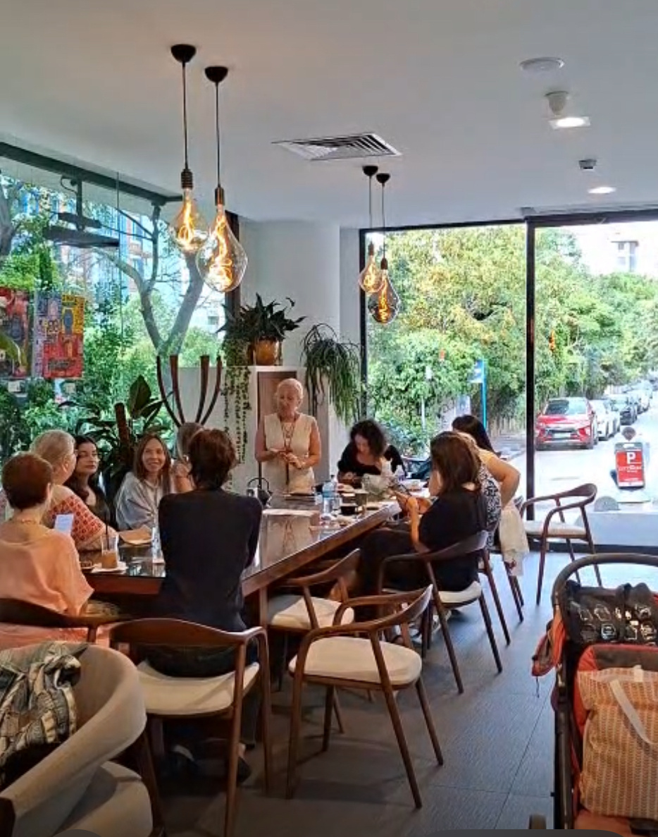 Мы встретились в замечательном кафе DecollajeArtSpace. 