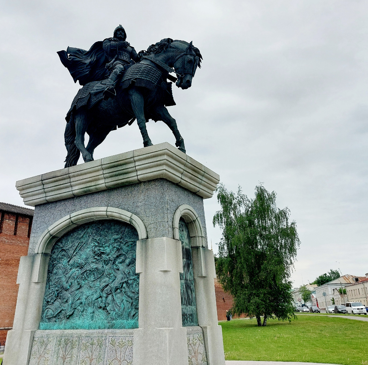 Памятник Дмитрию Донскому у Коломенского Кремля 