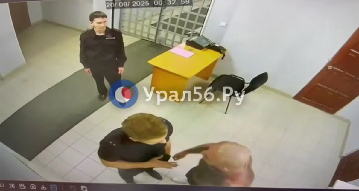    Опубликовано полное видео нападения мужчины с наколками на сотрудников полиции в Орске