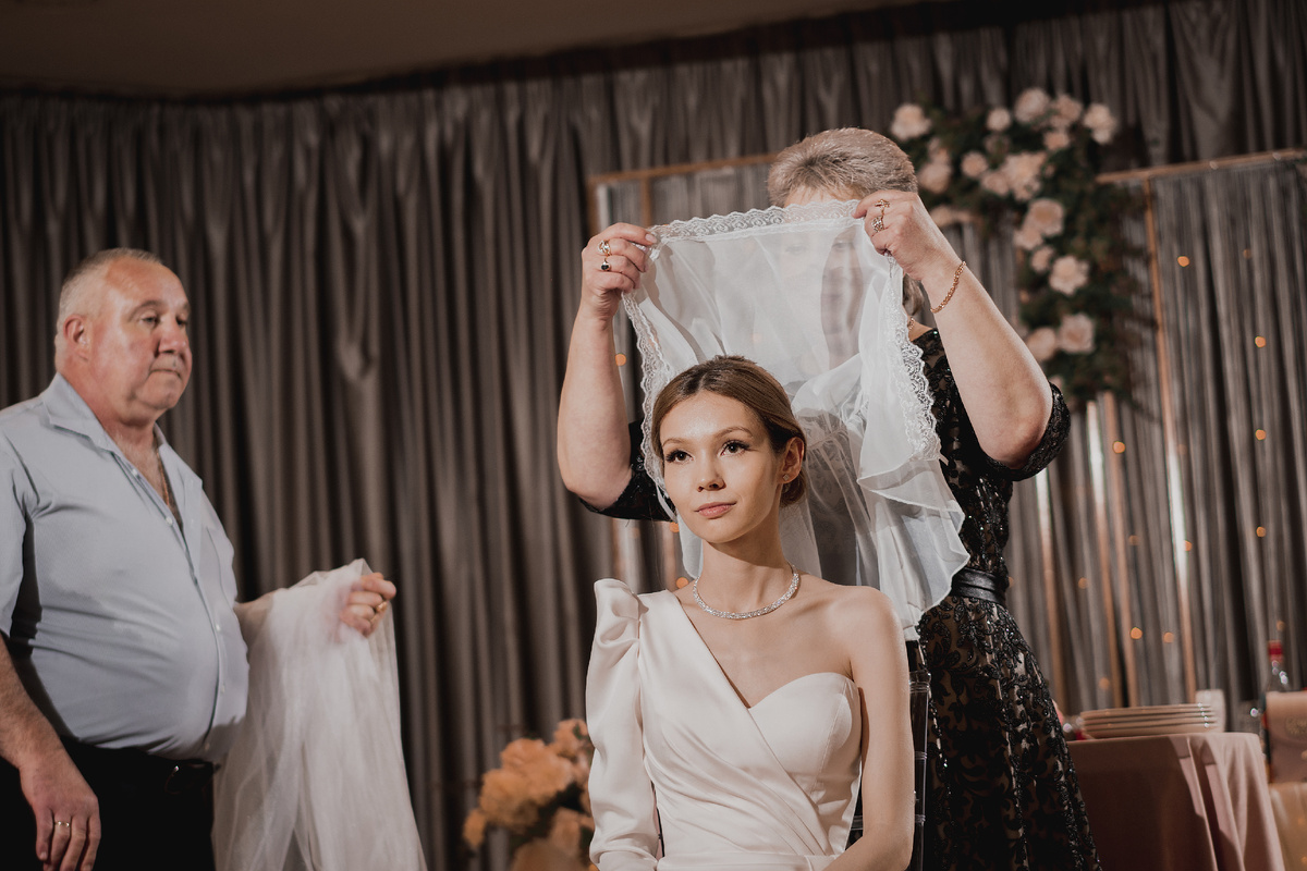 Свадебный обряд снятия фаты с невесты.