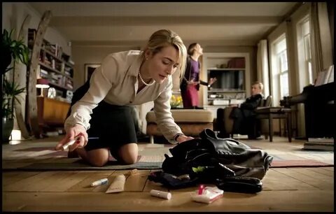 В финале Пенелопа бросает в косяк двери сумочку высокомерной Нэнси Коуэн (Уинслетт)