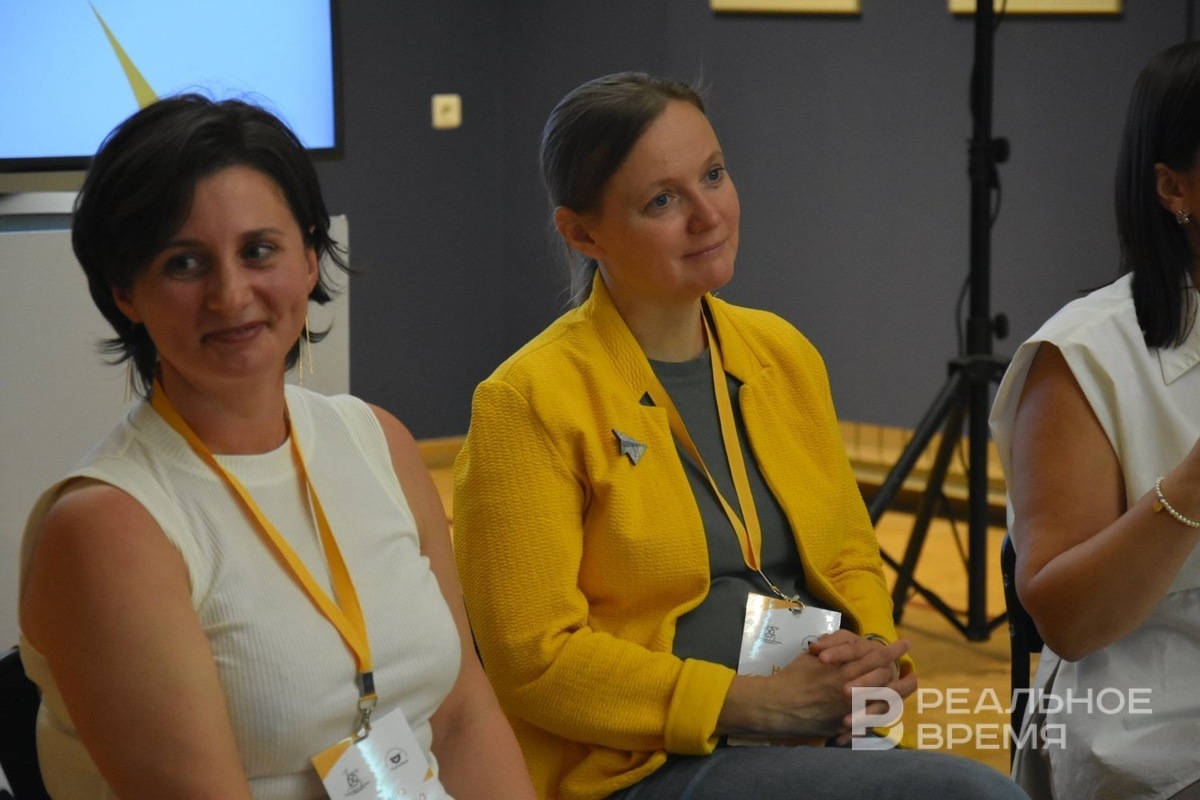    Основательница благотворительного фонда «Счастливые истории» Ирина Хуснутдинова и писательница Нина Дашевская. Екатерина Петрова / realnoevremya.ru