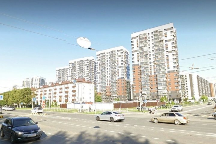    Огороженная территория в границах жилого комплекса ART City давно пустует. скриншот realnoevremya.ru/yandex.ru/maps
