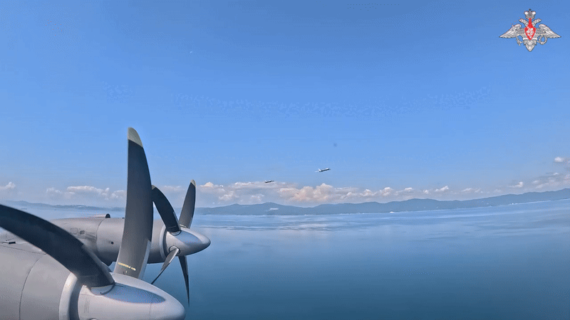    Противолодочные самолёты Ту-142 и Ил-38 ищут подлодки противника в ходе учений "Океан-2024". Источник: ТГ-канал Минобороны России