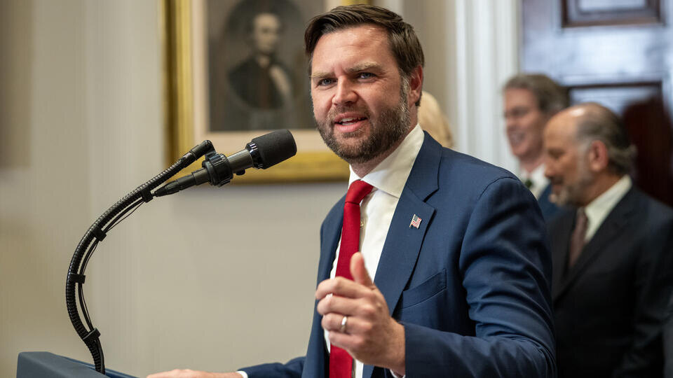     Вэнс указал на проблемы с ментальным здоровьем американцев www.globallookpress.com/White House Intern Photo by Juli