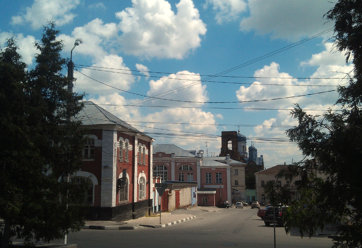 вид со стороны башни вниз на улицу