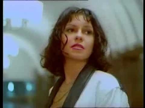 Нет горечи, нет грусти,
Звонок звенит нет слада,
Она его не пустит.
Так надо

