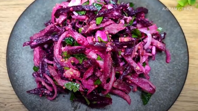 Генеральский салат со свёклой и копчёным мясом — просто, сытно и очень по-домашнему