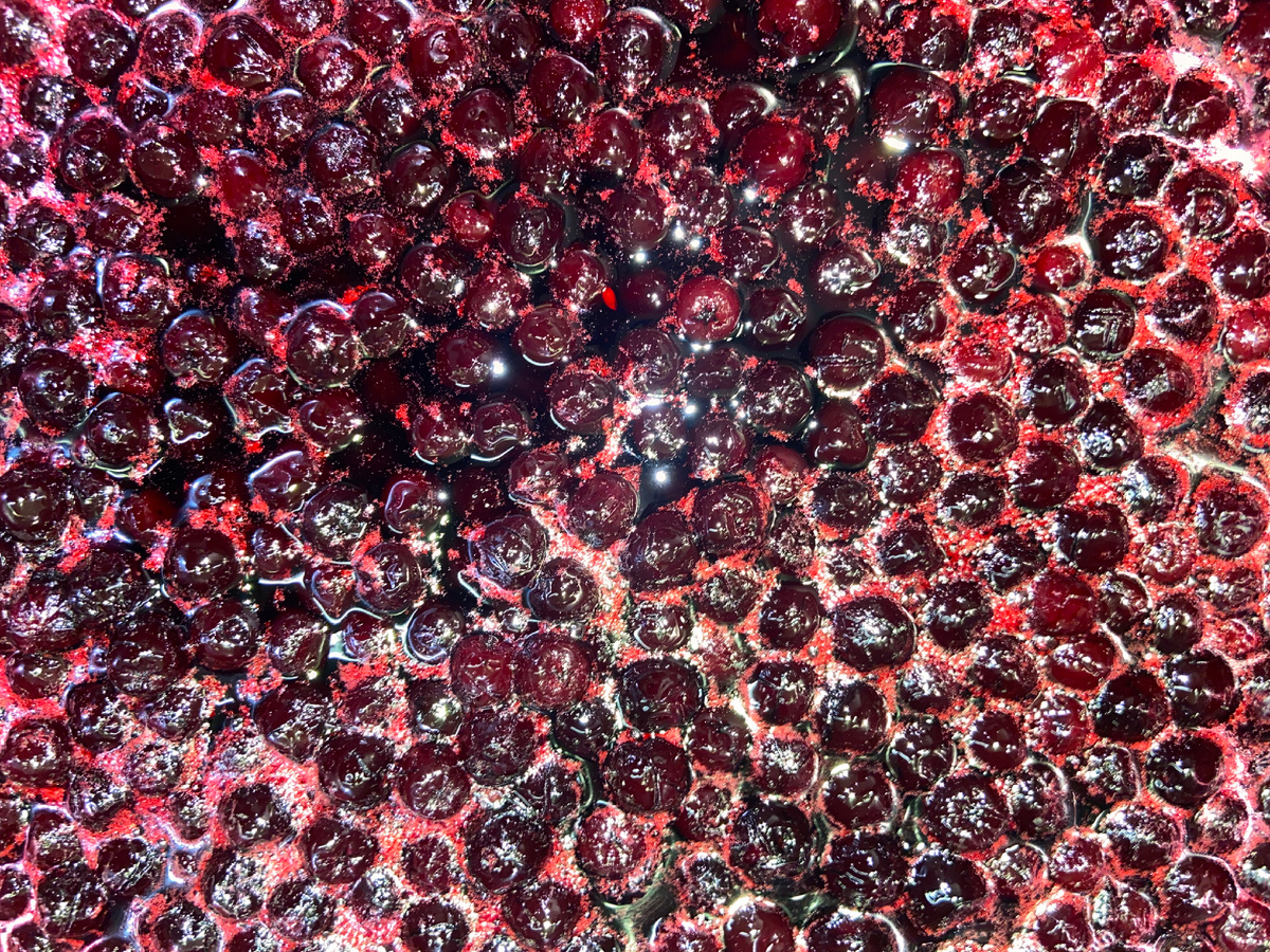 Варим ягоды с сахаром