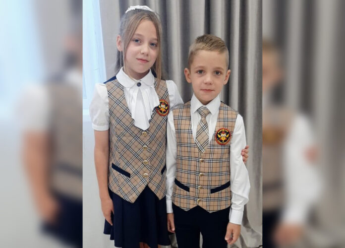 Южносахалинцы Елизавета и Вячеслав Дудины к учебному году готовы. Фото Татьяны ИВАНОВОЙ.