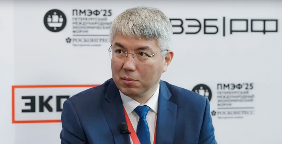 Кадр из интервью с главой Республики Бурятия Алексеем Цыденовым в студии Эксперта на ПМЭФ 2025