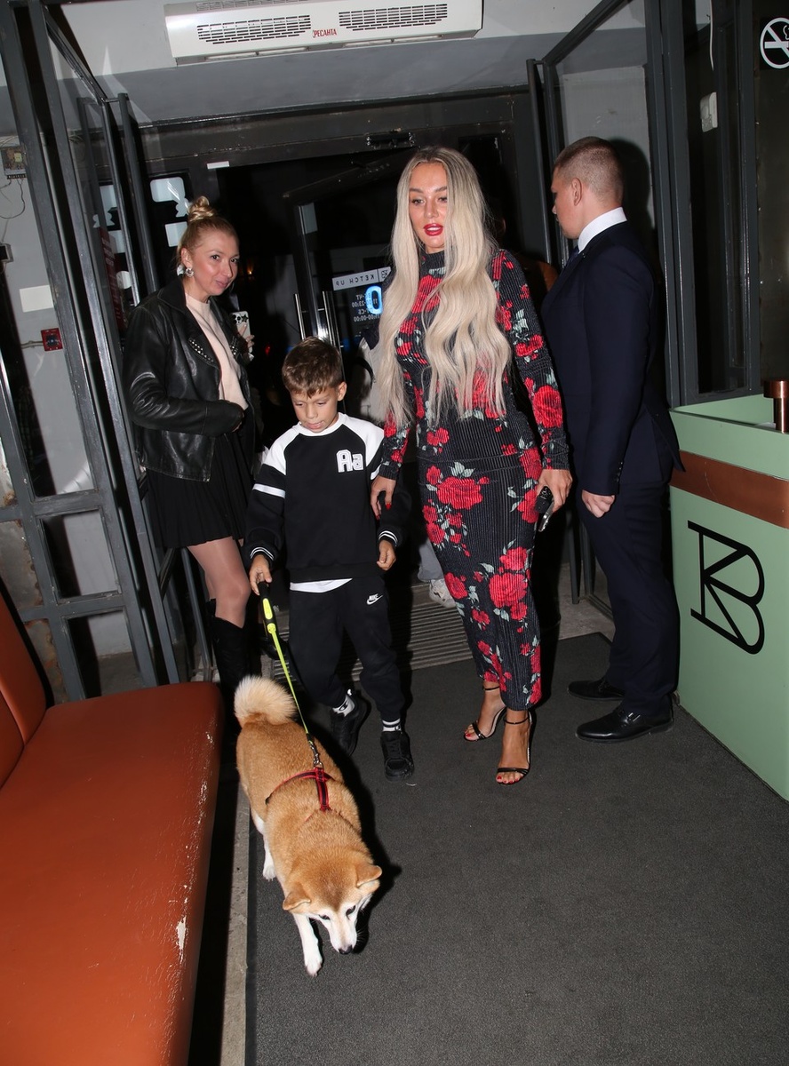    Певица пришла на вечеринку в ресторан вместе с сыном и собакой. Борис КУДРЯВОВ