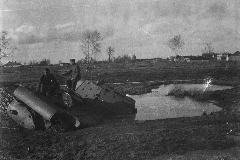 Экранированный танк КВ-1 выпуска июня 1941 года под номером 80 в городе Новоржев
