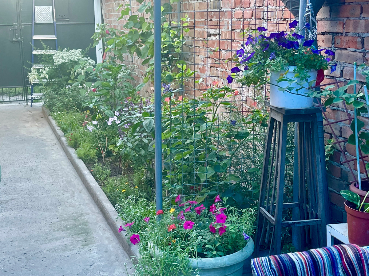 Вот такой уютный дворик в том месте, где мы остановились на ночь (дорога заняла более 7 часов, поэтому пришлось заночевать)