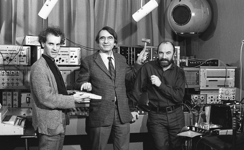 Франсуа Бейль, Пьер Шеффер, Бернар Пармеджани в студии GRM, 1972