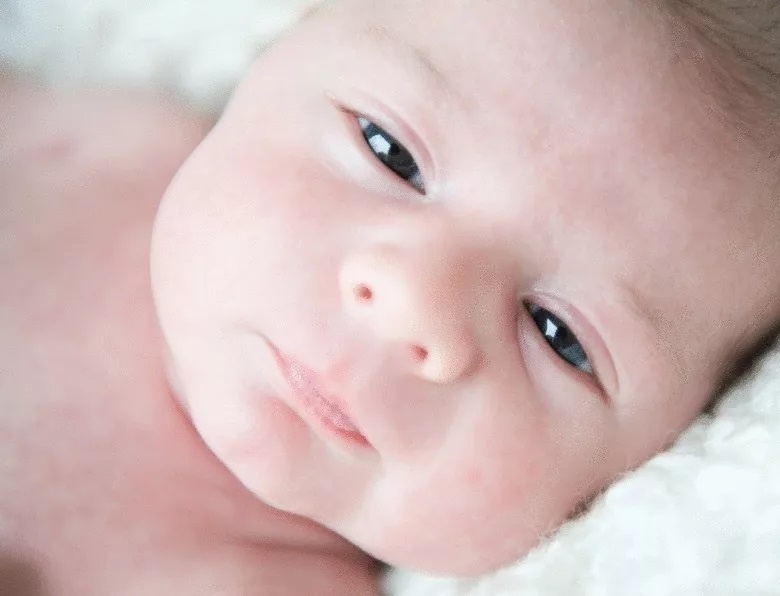 Новорожденный открыл глаза. Фото из интернета.