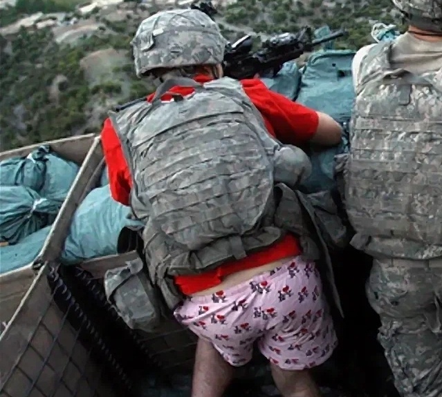 Явно НЕ уставные труханы у этого бойчины