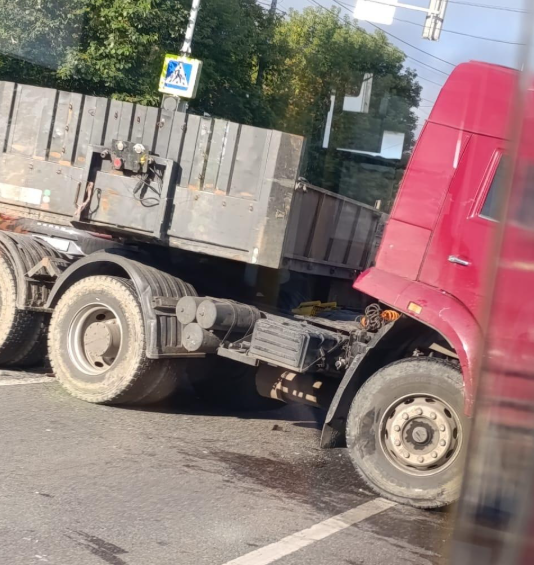     4 человека пострадали в аварии с большегрузом на Свердловской в Красноярске