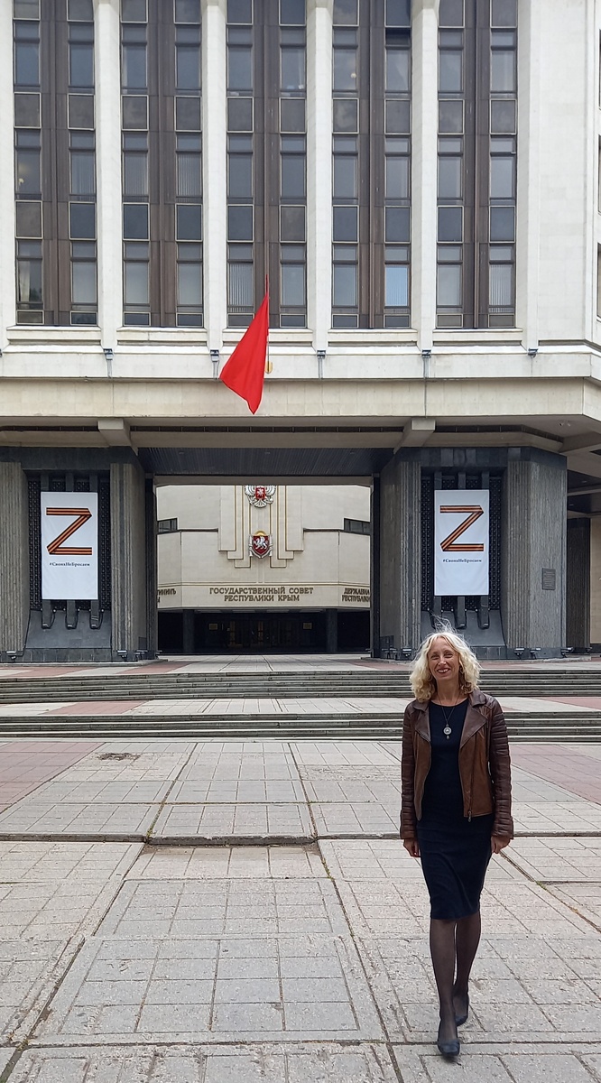 У стен  Верховного Совета Крыма
