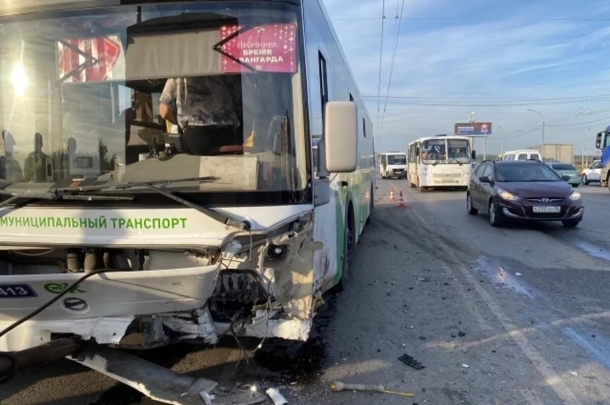    В Омске пострадали семь человек в ДТП с автобусом