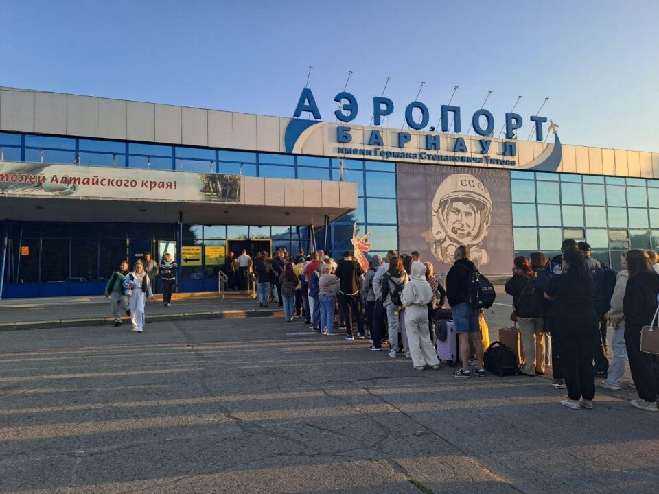    Очередь в аэропорту Барнаула. Источник: "Толк"