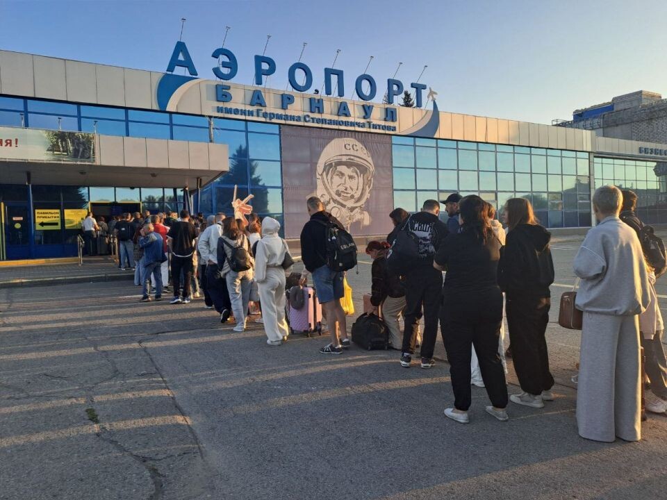    Очередь в аэропорту Барнаула. Источник: "Толк"
