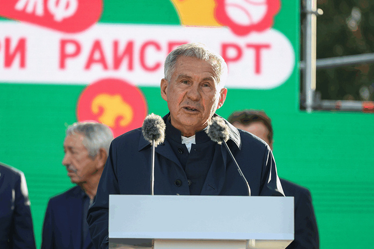    Рустам Минниханов: «Сегодня мы отмечаем 30-летие [с момента создания] Государственного жилищного фонда Республики Татарстан. Решение было принято первым президентом в один из сложных периодов нашей страны».   
Фото: Андрей Титов