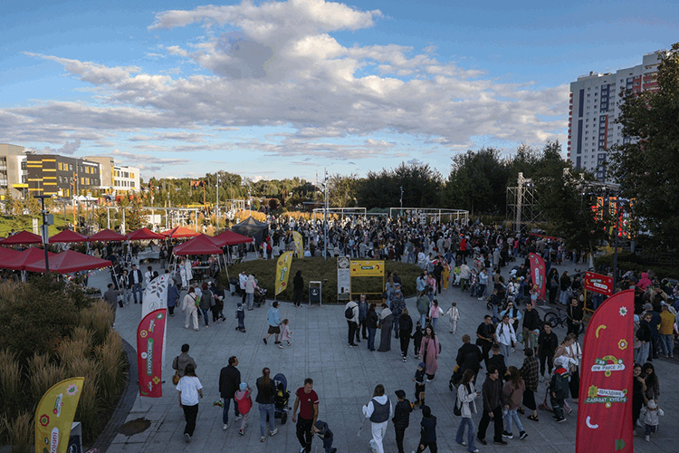    Людей здесь собралось очень много: по ощущением корреспондента «БИЗНЕС Online», по всему парку расформировалось около тысячи гостей праздника — жителей ЖК «Салават Купере».   
Фото: Андрей Титов