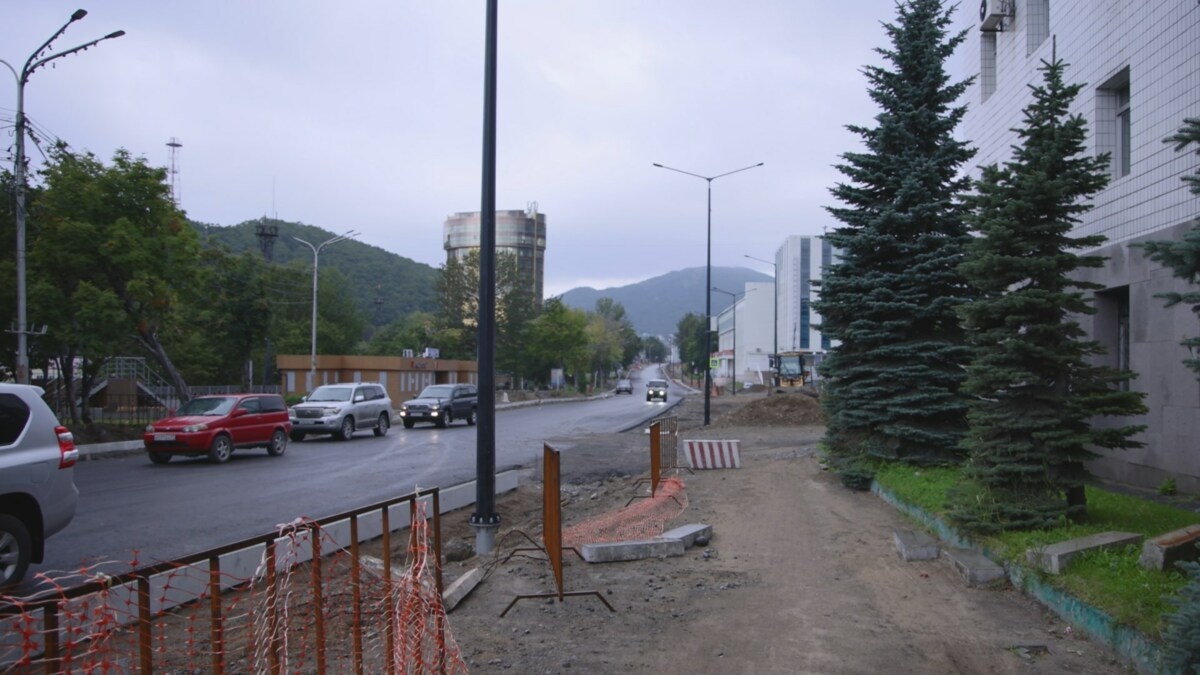 Фото: Новый асфаль кладут на улице Ленинская / kamgov.ru