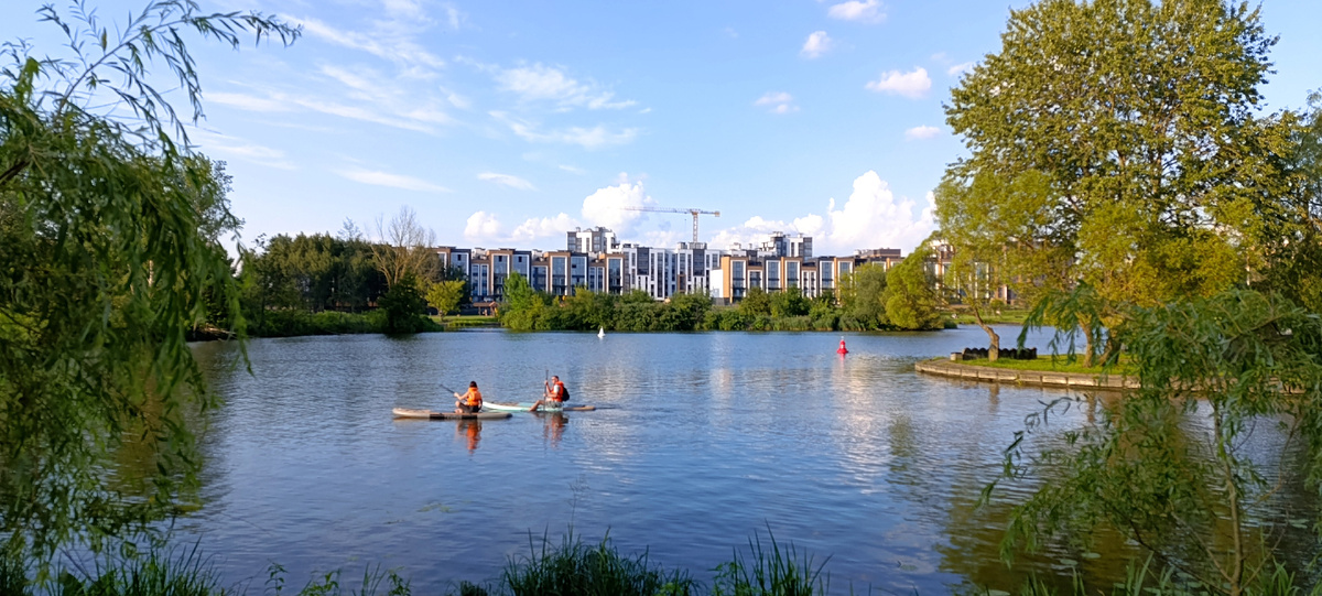 Не буду комментировать эти две галереи. Я фотографировал наиболее живописные виды по ходу движения и оборачиваясь назад. Прогуляйтесь со мной вдоль Свислочи и рядом по прилегающим к парку улицам, мы идем по течению с севера на юг через исторический центр города. Неспешная прогулка заняла около 3-х часов, мы закончили маршрут за цирком, когда уже заметно начало темнеть.