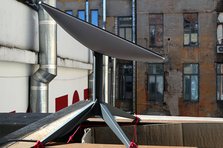    По разным оценкам всего на Украину через Польшу и другие страны Евросоюза поступило порядка 50–70 тысяч единиц терминалов Starlink разных модификаций.   
Фото: © Nina Lyashonok / Keystone Press Agency / www.globallookpress.com