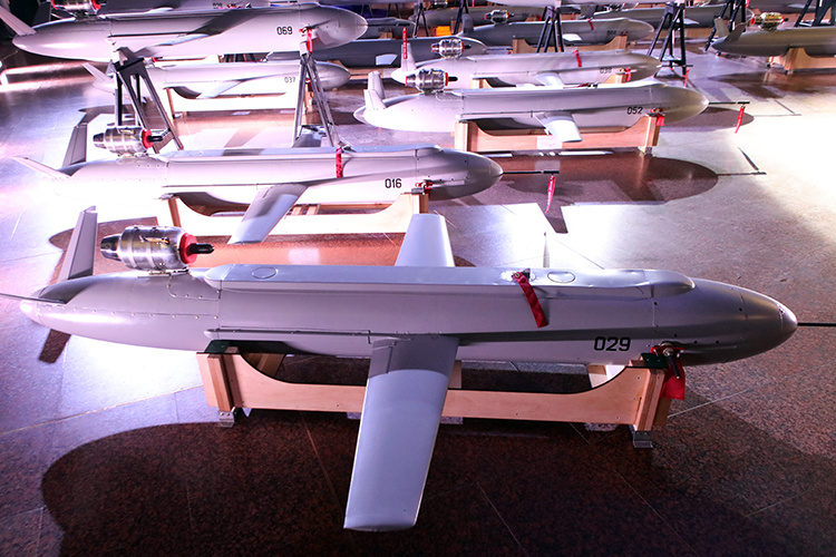    Военные части и волонтерские фонды стали более стабильными заказчиками, чем государственный аппарат, что дало очевидный толчок к малому производству.   
Фото: © Volodymyr Tarasov / Keystone Press Agency / www.globallookpress.com