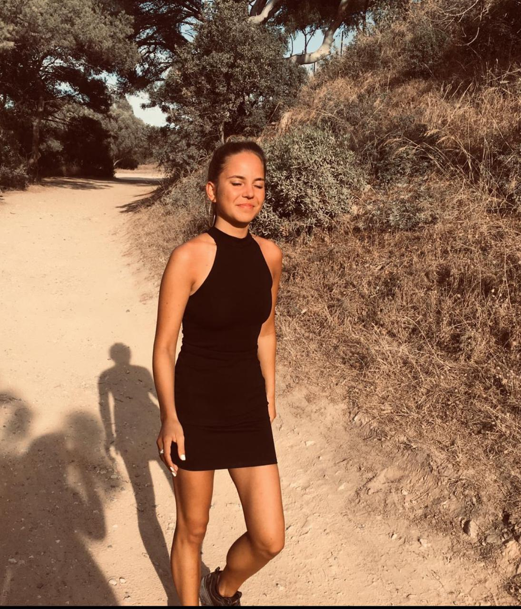 Моя старшая дочь Полина на побережье Италии, она отлично загорает, но использует защиту.