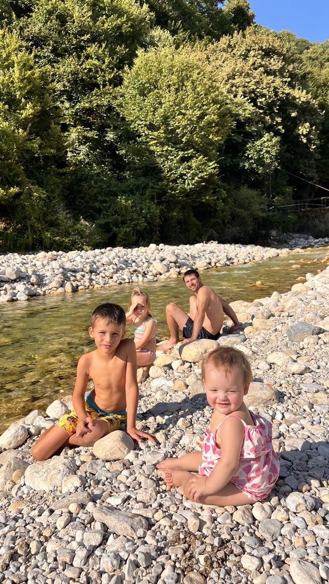 Правда в том, что эти улыбки - результат не связей, а ежедневной работы и огромного риска