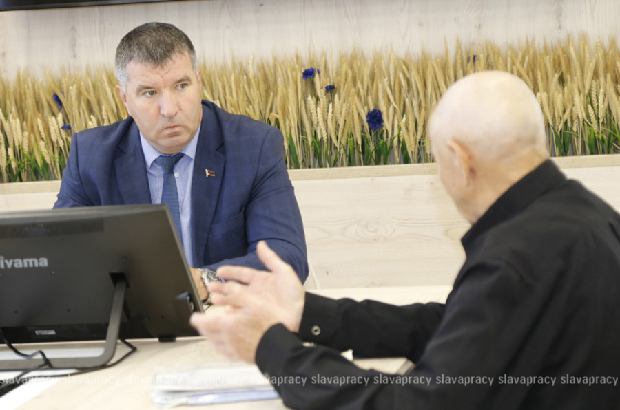     От трудоустройства до перерасчета: с какими вопросами обратились копыляне на прием к главе района