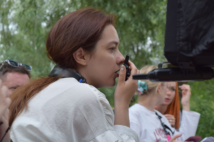    Софья Чигирова: «Со словом „моң“ я познакомилась впервые, прочитав сценарий. Потом долго изучала его значения. Это слово образует структуру всего нашего сценария, и я очень надеюсь, что получится передать его через фильм»