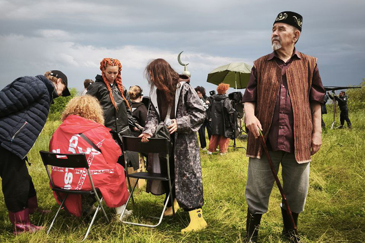    «Тут много натуры, много персонажей, которые говорят на двух разных языках и много массовых сцен, но мне очень хотелось поставить именно его»