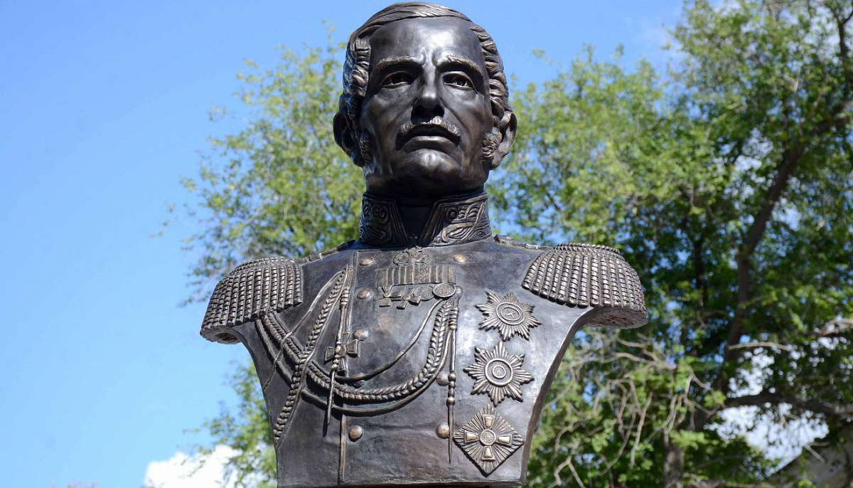 Памятник Александру Безаку. Оренбург